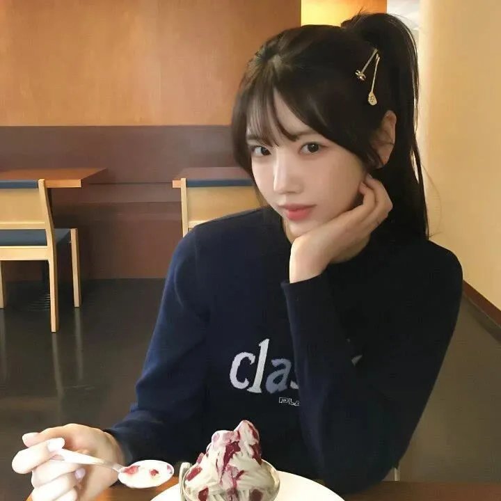 女玩家喜迎春海报
